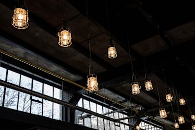 Světla nad barem ve Vnitroblocku