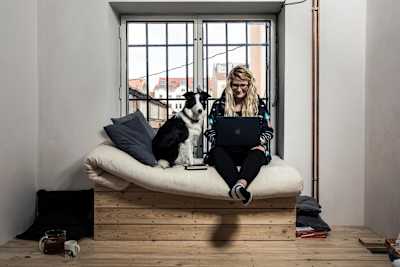 Takhle vzorně při práci nesedí ani jedna z nás