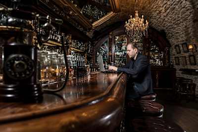 Kdo může říct, že sedí denně na baru a ještě za to bere peníze