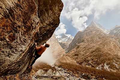 Le photographe Jan Kasl capture un grimpeur qui escalade un rocher.