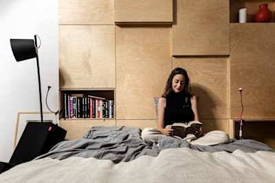 Naša spálňa v neutrálnych farbách a drevenou stenou