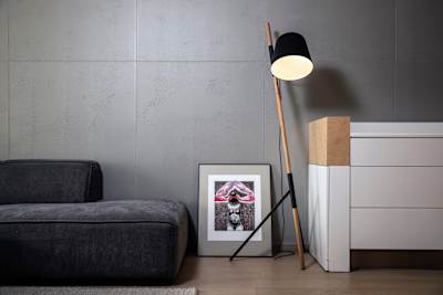 Niektoré obrazy máme na zemi, aby zakryli káble