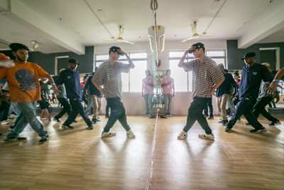 Wing, integrante del Red Bull BC One All Star, baila delante de un espejo.