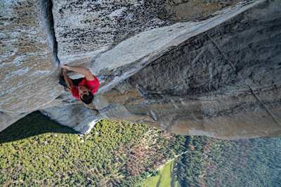 Alex Honnold si arrampica lungo un lastra in Free Solo