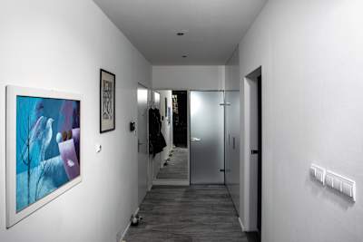 Obraz od Renáty Vestenickej (ten modro-fialový) a Milana Laluhu.