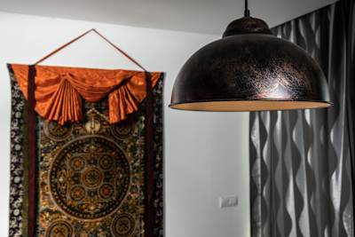 Kúsok z našej obývačky a thangka z Mustangu (Nepál).