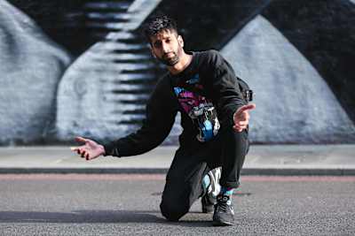 KhanFu posa con una rodilla en tierra.