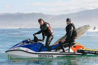 Los surfistas profesionales, Brad Gerlach (izquierda) y Mike Parsons, en un momento de relax en Ghost Tree.