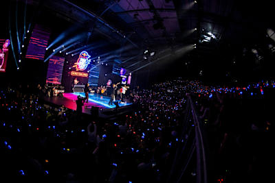 Im Inneren der Grand Halle de la Villette brachte das Publikum seine Bändel zum leuchten.