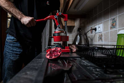 Odšťavňovač na granatová jablka jede naplno