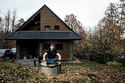 Meditace před domem