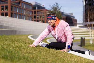 Maroš Molnár sa rozcvičuje na Wings for Life World Run.