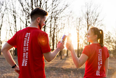 Dopĺňanie tekutín počas tréningu na Wings for Life World Run.