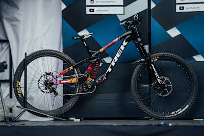 Valentina Höll's distinctive Trek Session bike.