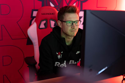 RBLZ-Spieler Richard "RBLZ_Gaucho10" Hormes vor dem Bildschirm.
