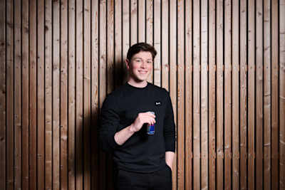 "Jens" heißt eigentlich Christian und ist Moderator und LOL-Veteran, der junge Fans auf TikTok mit spannenden Hintergrundgeschichten aus der Welt des Gamings begeistert.