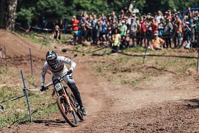 Greg Minnaar racing at the 2022 men's DH World Cup finals race in Snowshoe.