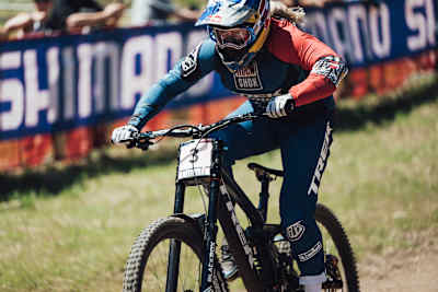 La cycliste autrichienne Valentina Höll ride pendant la course de descente de la Coupe du monde de VTT UCI 2022 à Mont-Sainte-Anne, au Canada.