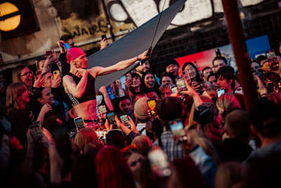 Kdo říkal, že tancovat se musíš jen na stagi? Nikdo!