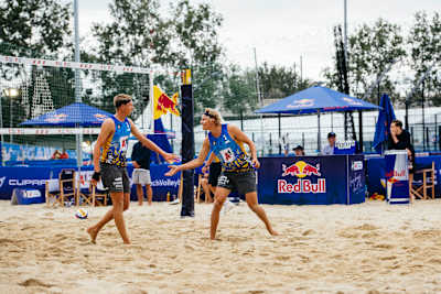 Jonatan Hellvig och David Åhman spelar vid Europamästerskapen i beachvolleyboll 2023 i Wien, Österrike. 