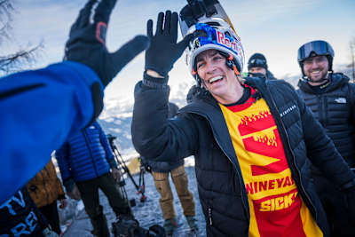 El ciclista de montaña austriaco Fabio Wibmer lo celebra con su equipo tras recorrer el Streif en Kitzbuhel, Austria. 