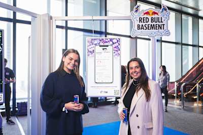 Sophie Claire Greiner a Isabella Rose Filacuridi z Austrálie predstavujú Dome v Idea Gallery na svetovom finále Red Bull Basement v japonskom Tokiu 5. decembra 2024.