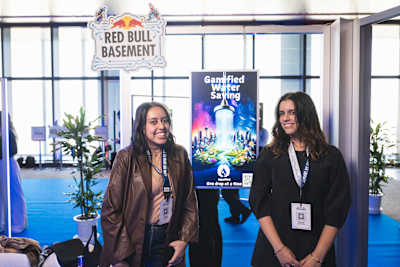 Nadine Ayman Nada a Norhan Ayman Nada z Egypta predstavujú spoločnosť Aquamind v Idea Gallery na svetovom finále Red Bull Basement v japonskom Tokiu 5. decembra 2024.