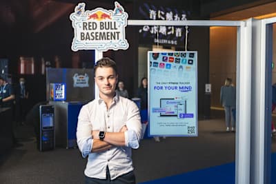 Matyáš Michel z Českej republiky predvádza Cognivibe v Idea Gallery na svetovom finále Red Bull Basement v japonskom Tokiu 5. decembra 2024.
