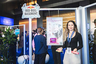 Emmalee Abbott Joe z Nového Zélandu predvádza FROTH v Idea Gallery na svetovom finále Red Bull Basement v japonskom Tokiu 5. decembra 2024.