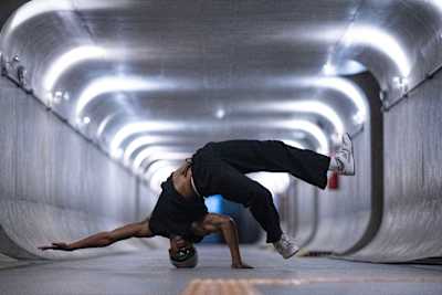 Lee dances in a subway station