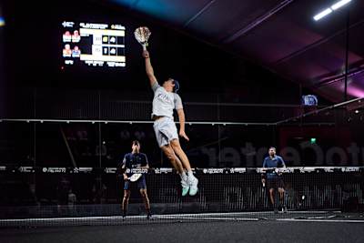 Juan Lebrón schlägt beim finnischen Premier Padel P2 2024 auf.