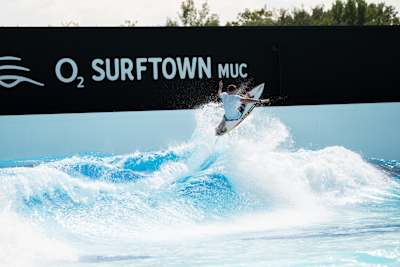 Profi-Surfer Leon Glatzer testet beim Surfen in der o2 SURFTOWN MUC eine Air Section.