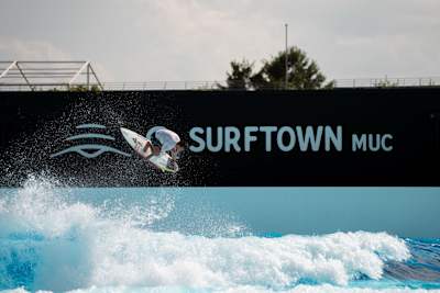 Profi-Surfer Leon Glatzer feilt auf einer Welle in der o2 SURFTOWN MUC in Hallbergmoos an einem Air.