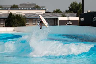 Profi-Surfer Leon Glatzer trainiert in der o2 SURFTOWN MUC, dem Wavepool in Hallbergmoos, einen Kerrupt Flip.
