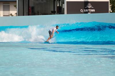 Profi-Surfer Leon Glatzer reitet o2 SURFTOWN MUC eine kofphohe Linkswelle.