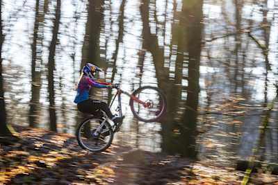 Enduro MTB jazdkyňa Simona Kuchyňková pri fotení s jej novou Red Bull helmou, Bratislava - Koliba, december 2025.
