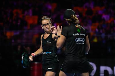 Патрисия Ллагуно Зелински и Лусия Сайнц Пелегри празднуют во время соревнований Asuncion Banco de Chile Santiago Padel P1 в Сантьяго, Чили, 2 июня 2024 года. 