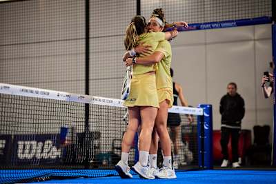 Beatriz González et Claudia Fernandez s'embrassent alors qu'elles célèbrent leur victoire en quart de finale au Motorola Razr Miami Premier Padel P1 à Miami, États-Unis, 2025.