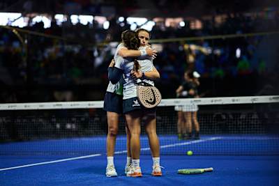 Ariana Sanchez Fallada y Paula Josemaria Martin durante las finales del Buenos Aires Premier Padel P1 en Buenos Aires, Argentina el 1 de junio de 2025.