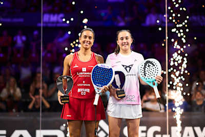 Sofía Araujo y Andrea Ustero Prieto celebran su victoria con trofeos en el Bordeaux Premier Padel P2 en Burdeos, Francia, encendiendo a la multitud con energía dinámica y triunfo
