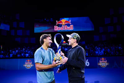 Dominic Thiem überreichte Daniel Mérida die Red Bull BassLine Trophäe