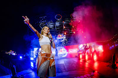 Becca počas DJ battlu Red Bull Turn It Up, Grape Festival, letisko Trenčín, 15. august 2026.