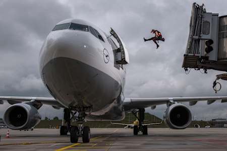 So steigt Jason Paul in ein Flugzeug ein … So steigt Jason Paul in ein Flugzeug ein …