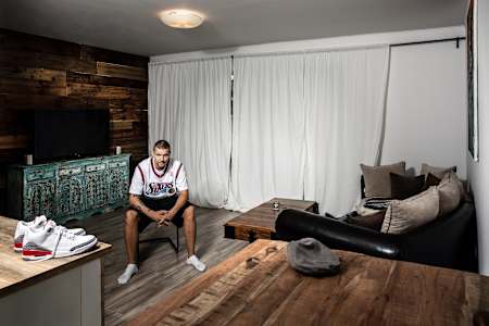 Všetko čo mám doma rád. Drevo, farby a tenisky