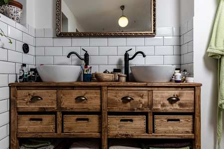 Stolek pod umyvadly jsme si nechali vyrobit od šikovné holky z Obyčeje