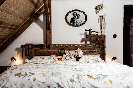 V posteli s námi spí dvě opice a ovce. Zatím nemají jména.