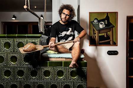 Kamna jsme chtěli vždycky. Na zdi je obraz od dědy Bedřicha Novotného