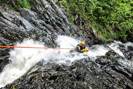 Una persona desciende por una cascada en Montenegro.