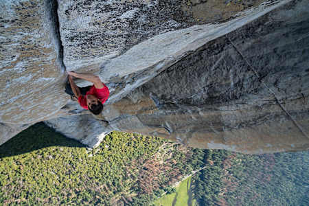 Alex Honnold escala la pared de roca durante su proyecto Free Solo.