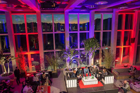 Reto Gurtner acogió el World Web Forum en Laax con las montañas de fondo.